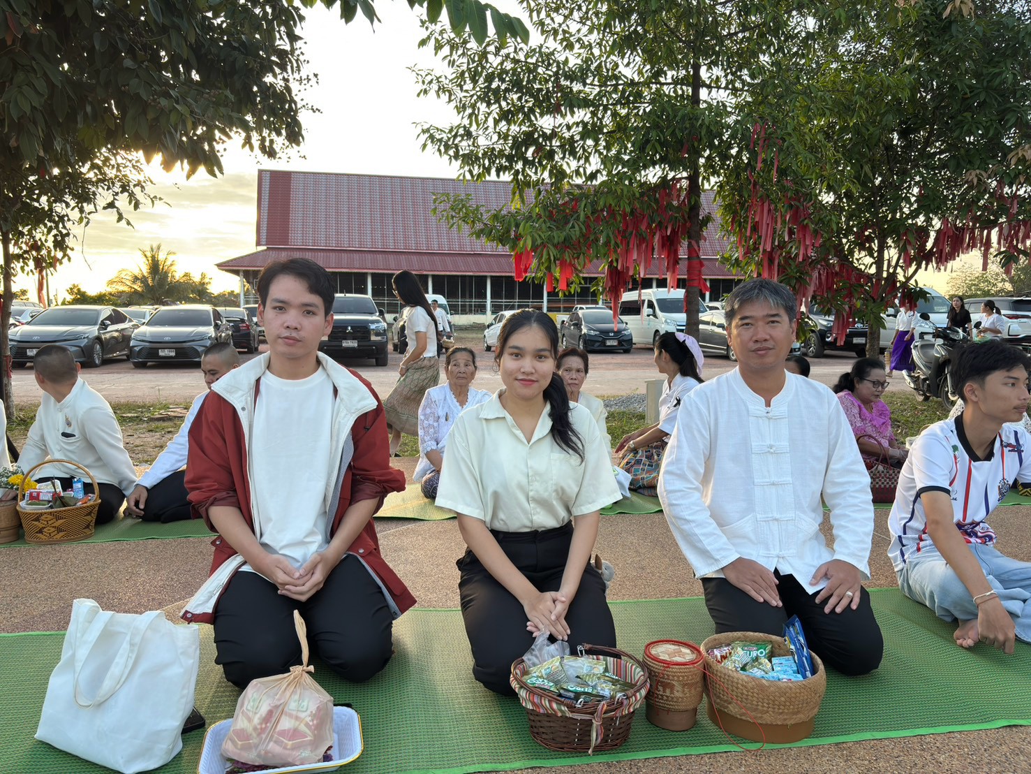 title - “ครอบครัวหิ้วตะกร้า อุดหนุนชุมชน” ณ วัดโพธาราม 